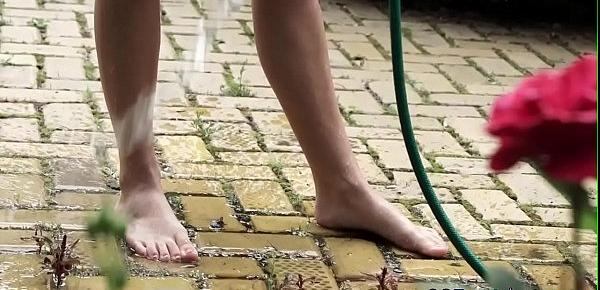  Hottie washes her feet